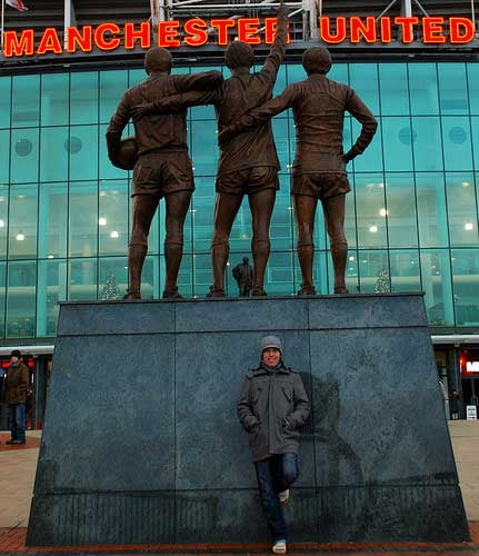 Robert van Vliet voor het standbeeld met United helden